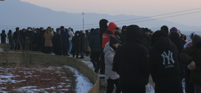 김포시 전류리포구 한강하구에 일출를 보러 온 많은 시민들의 환호를 지르고 있다. (사진= 천용남 기자)