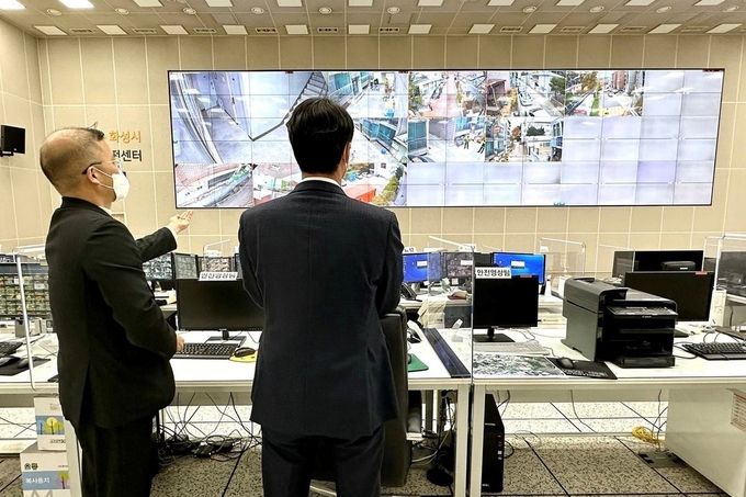 정명근 화성시장이 화성시도시안전센를 CCTV 점검하고 하고 있다(사진제공/화성시).