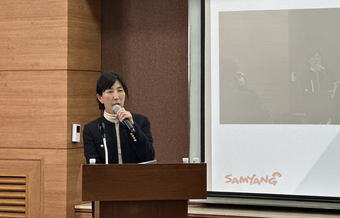 삼양식품 경영 컨퍼런스서 김정수 부회장이 조직개편 방안을 설명하고 있다. (사진=삼양식품 제공)