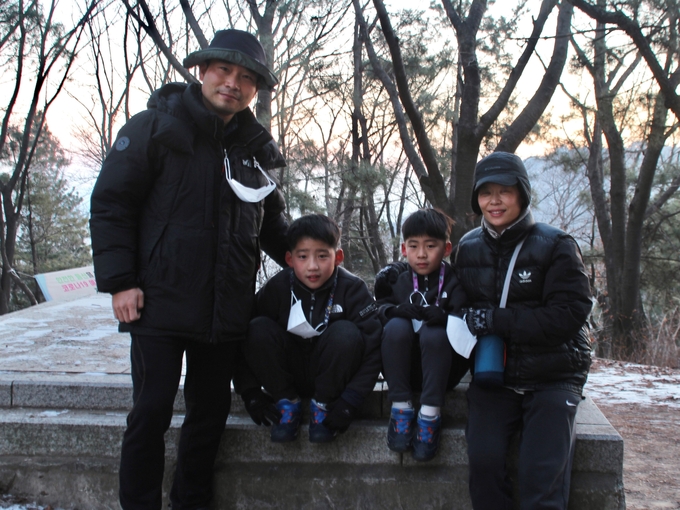 김만석(44) 씨는 쌍둥이 아들, 아내와 함께 문학산에 방문했다. ( 사진 = 김민지 기자 )