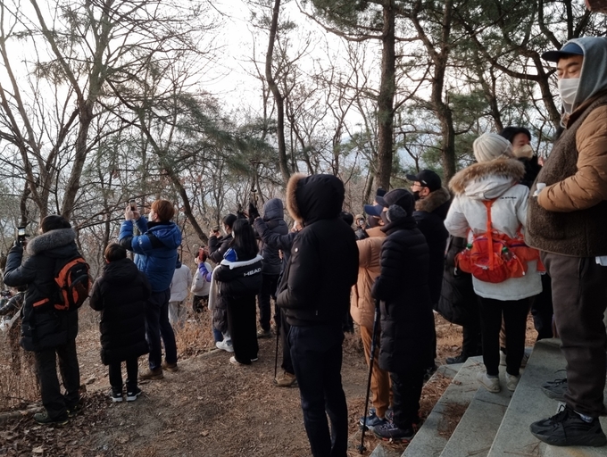 새해 첫 해가 떠오르자 시민들이 사진을 찍고 있다. ( 사진 = 김민지 기자 )