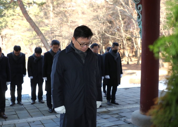 이원덕 우리은행장이 1일 임원진과 함께 홍유릉 참배를 실시했다. (사진=우리은행 제공)