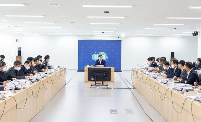 지난달 28일 오전 경기도청 다목적회의실에서 김동연 경기도지사가 경기도청 실,국장, 공공기관장 등 관계자들이 참석한 가운데 지난해 마지막 도정회의를 진행하고 있다. (사진=경기도 제공)