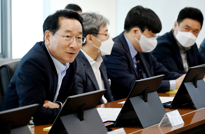 지난해 8월 열린 반도체 기업 간담회에서 유정복 인천시장이 특화단지 인천 유치의 당위성을 설명하고 있다. ( 사진 = 인천시 제공 )