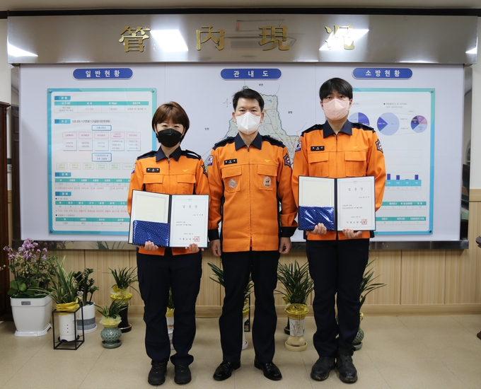 시흥소방서는 1일 서장실에서 근속 승진 대상자와 소방행정 유공공무원에 대한 임용장 수여식 및 표창장 전달식을 가졌다.(사진=시흥소방서 제공).