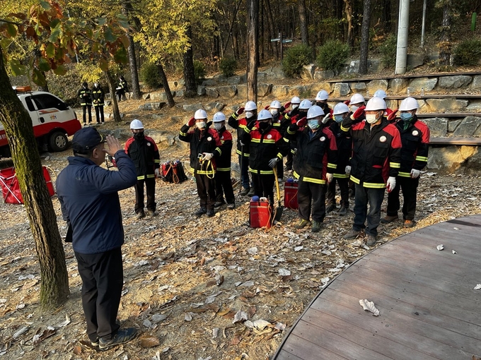 산불종사원들 모습. (사진=수원시 제공)