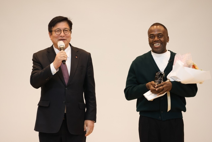 1일 도성훈 인천시교육감이 2023년 인천시교육청 신규 홍보대사로 위촉된 방송인 조나단 씨를 소개하고 있다. ( 사진 = 인천시교육청 제공 )
