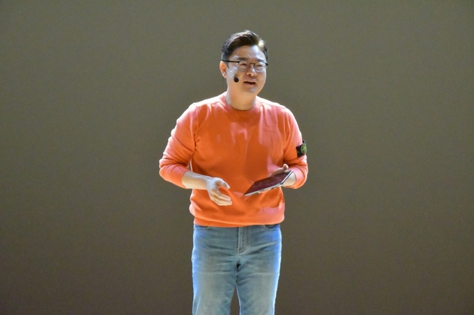김성원 의원(국민의힘, 동두천·연천)은 지난달 31일 동두천 시민회관에서 의정보고회를 개최, 지역 현안을 주민들에게 설명하고 있다. (사진=김성원 의원실 제공)