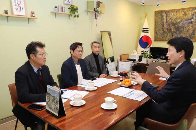 오후석 경기도 행정2부지사는 지난 달 31일 김민철(민주‧의정부을) 의원을 만나 경기북부특별자치도 설치 관련 현안을 논의했다. (사진=경기도 제공)