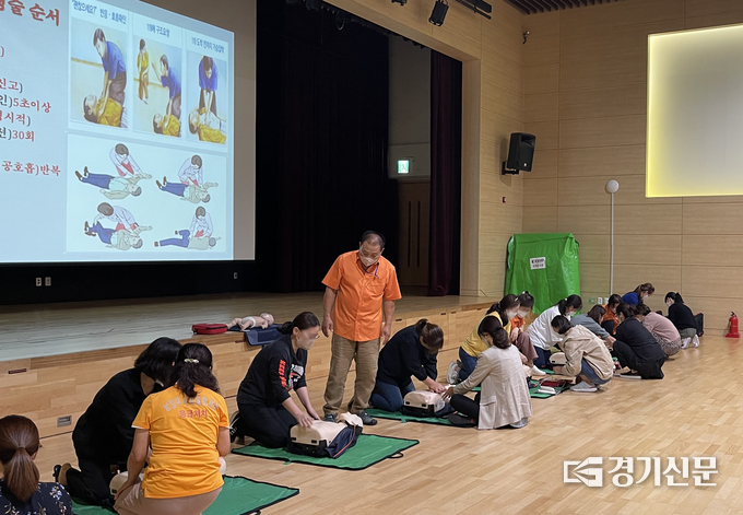 남양주시는 어린이집의 영유아가 응급상황에 처했을 경우 신속하고 침착하게 대응할 수 있도록 어린이집 보육 교직원에 대해 응급처치 및 심폐 소생술 교육을 강화하기로 했다. 시는 오는 3월부터 12월까지 3680명을 대상으로 무료 교육을 진행할 예정이다. 사진은 2022년 ‘응급 처치 및 심폐 소생술 교육’하는 모습.(사진=냠양주시 제공)