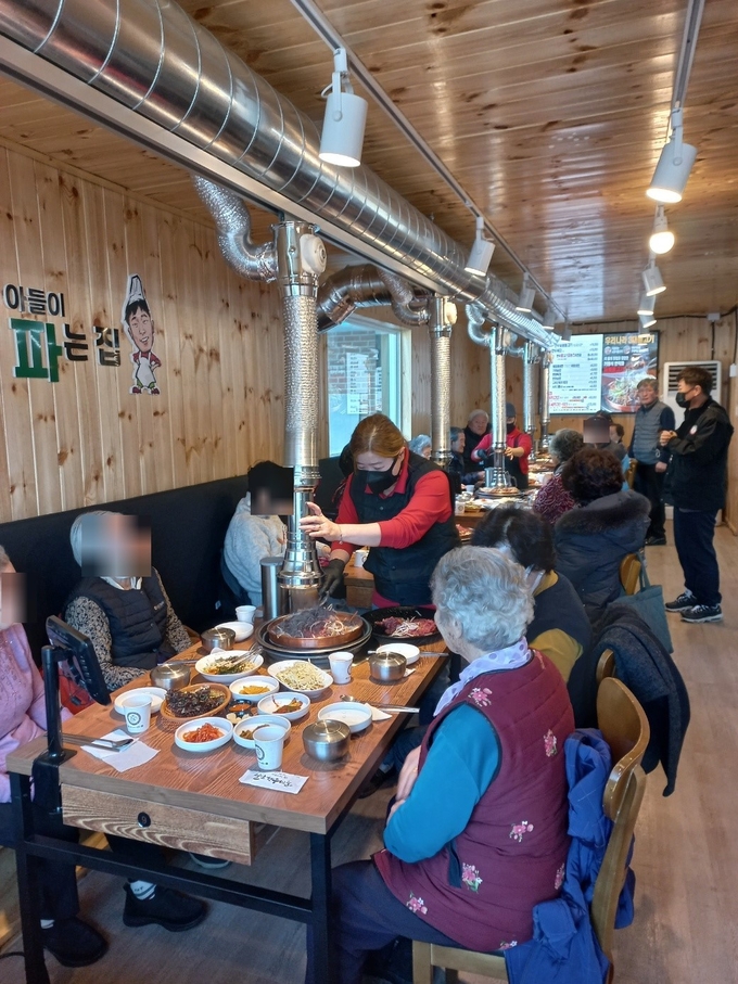 가평군 설악면 지역사회보장협의체는 지난달 30일 오전 11시에 설악 한우마을 2호점에서 관내 어르신 등 14명에게 무료 점심식사 봉사 '행복 한끼' 활동을 실시했다. (사진=설악면 행정복지센터 제공)