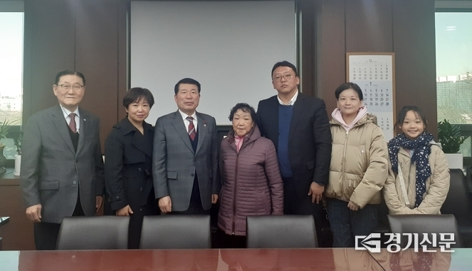 구리시 출신 독립유공자인 노은 김규식 선생의 후손들이 지난 30일 구리시를 찾아 저소득층을 돕기위한 성금을 전달했다. 사진 왼쪽부터 황덕호 광복회 구리시지회장, 증손녀 김령민씨, 백경현 구리시장, 모친 이윤화여사,증손자 김령필씨, 아내, 자녀. (사진=구리시 제공) 