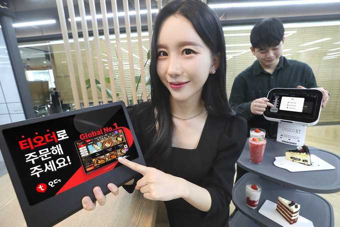 KT와 티오더 직원들이 KT AI 서비스로봇과 티오더 태블릿 메뉴판을 소개하고 있는 모습. (사진=KT 제공)