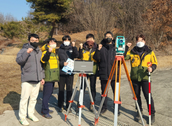 LX경기남부지적재조사추진단 전담팀과 안성시청 공무원. (사진=한국국토정보공사 경기남부지역본부 제공)