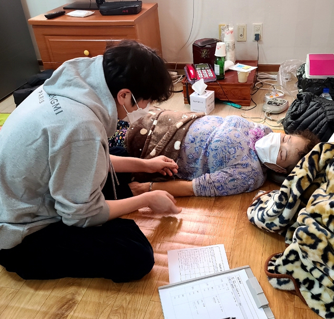 한의사와 보건소 방문간호사가 의료기관을 찾아가기 힘든 취약계층 가정을 직접 찾아가 관리를 해주고 있다( 사진=화성시 제공)