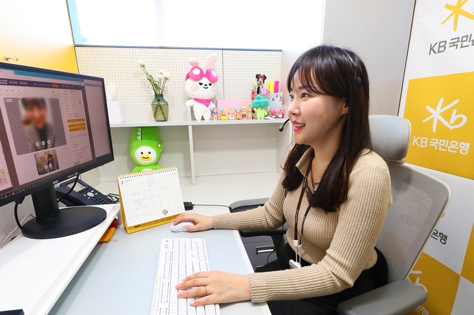 KB국민은행 '스타링크' 직원이 고객과 ‘모바일 화상상담 서비스’를 진행하고 있다. (사진=KB국민은행 제공)