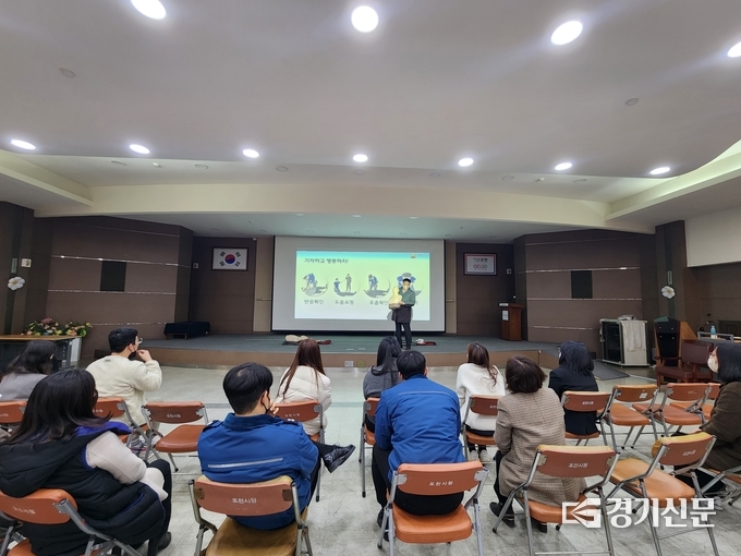 포천시청 3층 대강당에서 종합민원실 전직원을 대상으로 심폐소생술 교육이 이루어지고 있다. (사진=포천시 제공)
