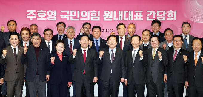 (앞줄 왼쪽부터) 장동혁 국민의힘 원내대변인 / 최승재 의원 / 한무경 의원 / 주호영 국민의힘 원내대표 / 김기문 중기중앙회장. (사진=중소기업중앙회 제공)