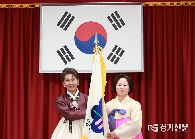 한국생활개선남양주시연합회 새회장에 당선된 백성희 회장 1일 남양주시 농업기술센터에서 취임식을 갖고 기념촬영을 했다.(사진=남양주시 재공)