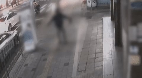  지난달 19일 경찰이 주취자를 안내하려 했으나 완강히 거부했다. (사진=MBC 뉴스 영상 캡처)