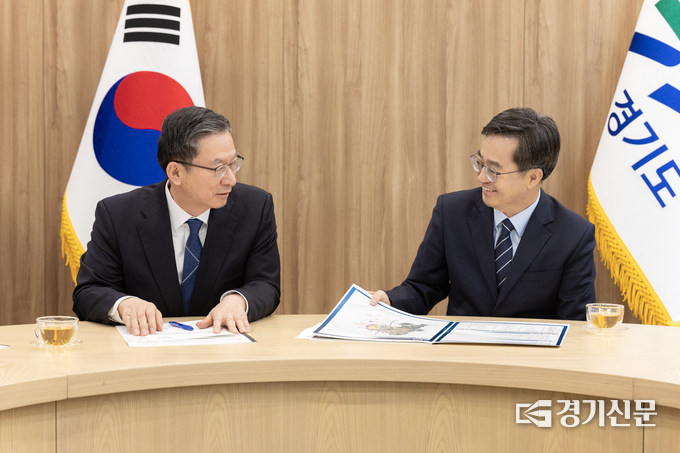  정성호 민주당 국회의원(사진 왼쪽)과 김동연 경기도지사는 2일 경기도청에서 간담회를 갖고 있다.(사진=정성호 의원실 제공)