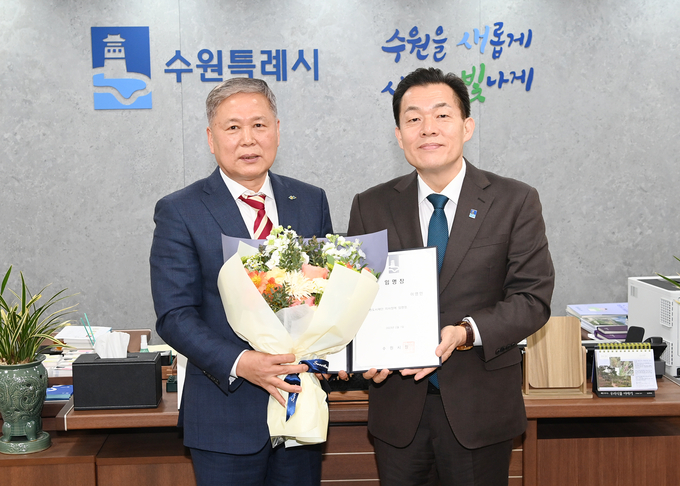 이영인 이사장(좌) 이재준 수원시장. (사진=수원시 제공)