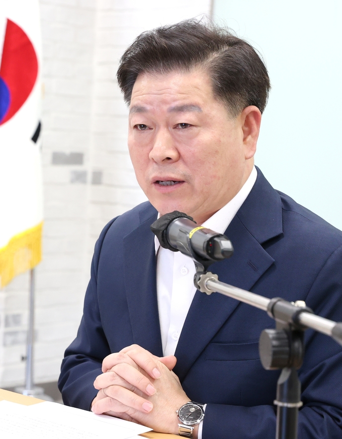 박승원 광명시장은 지난 1일 시청 중회의실에서 광명전통시장 제2공영주차장 조성사업 기본 및 실시설계 용역보고회를 가졌다.(사진=광명시 제공).