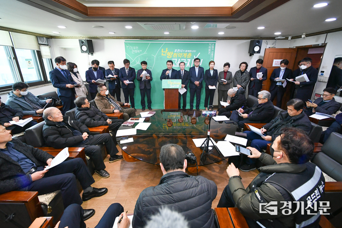 포천시청 2층 브리핑룸에서 백영현 포천시장의 긴급 기자회견이 열리고 있다. (사진=포천시 제공)