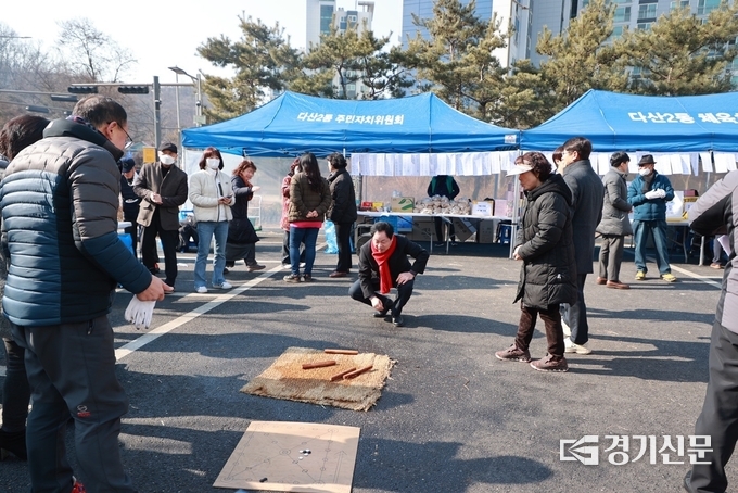 남양주시 별내동기관사회단체협의회는 4일 대보름을 맞아 별내행정복지센터에서 300여 명이 참가한 가운데 ‘2023 별내동 윷놀이 한마당’을 개최했다. 주광덕 시장이 윷을 던지고 있다.(사진=남양주시 제공)