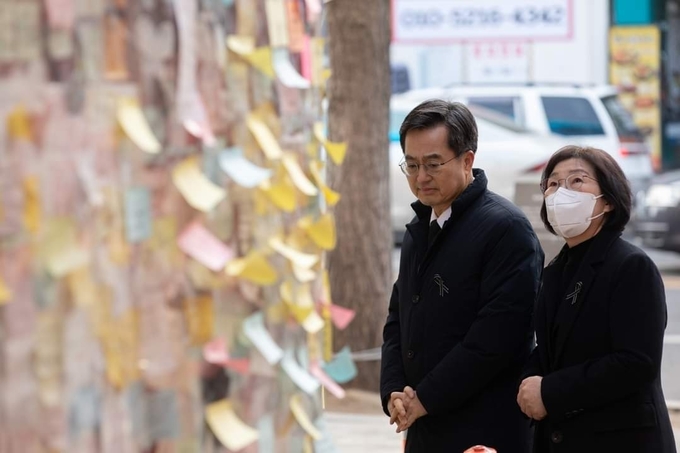 4일 서울 이태원 합동분향소를 찾은 김동연 경기도지사와 부인 정우영 여사 (사진=김동연 지사 페이스북)