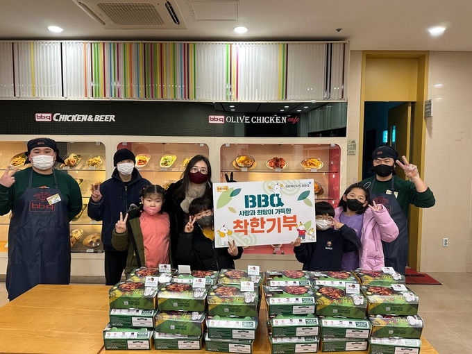BBQ의 치킨대학 착한기부를 통해 경기도 광주 아동복지센터에 치킨을 기부하고 있다. (사진=제너시스BBQ 제공)