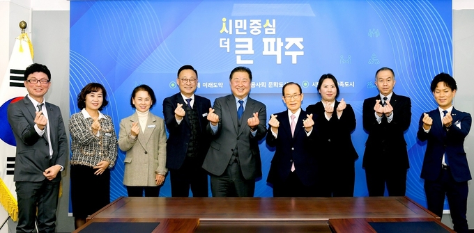 일본 사세보시 대표단이 김경일 파주시장을 예방하고 있다.(사진=파주시 제공)