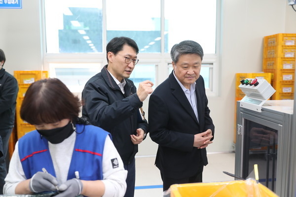 김학도 중소벤처기업진흥공단 이사장이 관내 자동차 부품 혁신 제조 현장에 방문했다. (사진=중소벤처기업진흥공단 제공)