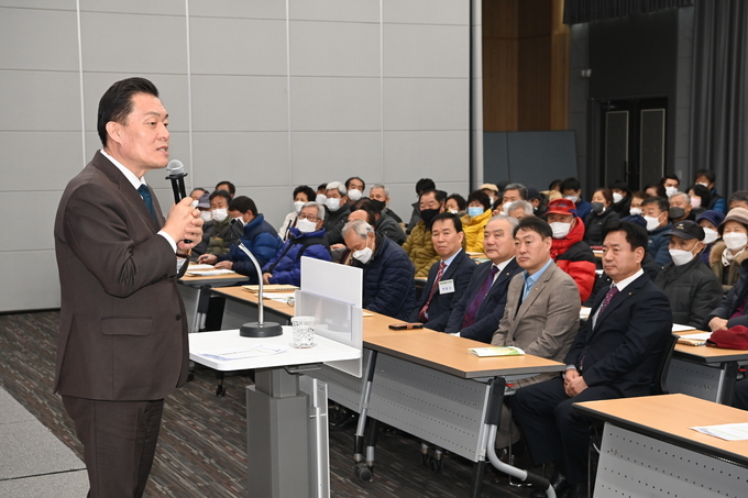 지난 2일 이재준 수원시장이 벼농사 과정 교육에 참가한 농업인들에게 손바닥 정원 프로젝트를 설명하고 있다. (사진=수원시 제공)