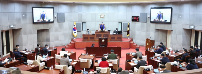 시흥시의회가 지난 3일 제7차 본회의를 열어 상정된 안건들을 최종 의결하며 제304회 임시회를 마무리했다.(사진=시흥시의회 제공).