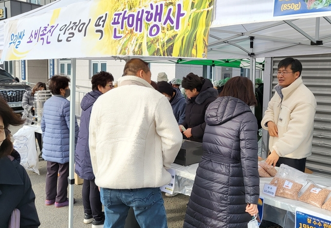 서준규 면장등 도척면 직원들이 쌀촉진을 위한 인절미를 만들어 판매하고 있다.(사진=광주시 제공)