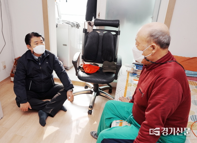 정용기 사장이 6일 취약계층 세대를 방문해 애로사항을 청취하고 있다. (사진=한국지역난방공사 제공)