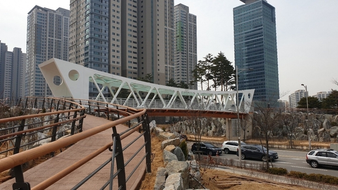 인천 연수구 송도 누리공원과 글로벌파크를 연결하는 보행녹도. ( 사진 = 인천경제자유구역청 제공 )