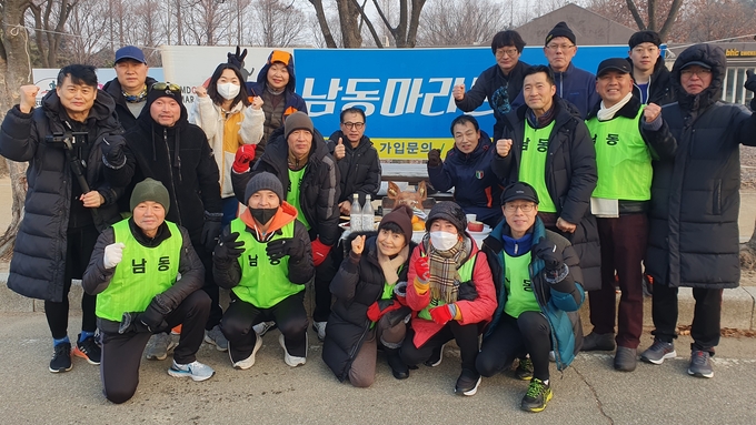 지난 5일 오전 인천 남동구 인천대공원에서 ‘남동마라톤 동우회’ 회원들이 올해 부상 없이 달릴 수 있기를 기원하는 고사를 지낸 뒤 기념촬영을 하고 있다. ( 사진 = 최태용 기자 )