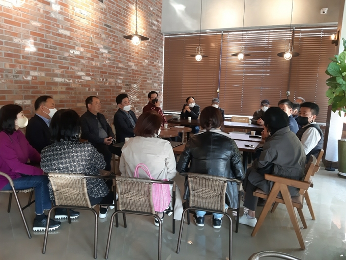 최현백 시의원이 판교 주민들과 대책마련을 위한 간담회를 진행하고 있다. (사진=최현백 시의원 제공) 