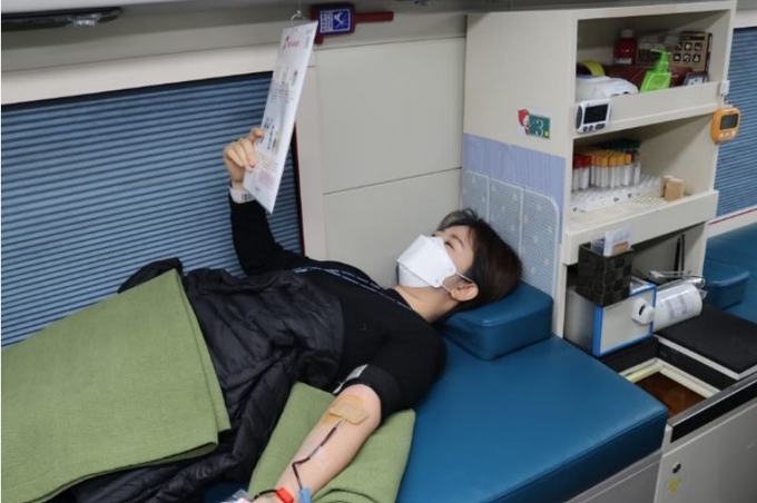 군포도시공사 직원들이 지난 6일 혈액 수급난 극복 위한 헌혈 캠페인에 동참하고 있다.(사진=군포도시공사 제공)