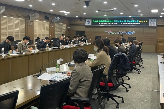 지난 6일 인천 남동구청 은행나무홀에서 박종효 구청장과 관계 공무원들이 참석한 가운데 만수천 생태하천 복원사업 타당성조사 및 기본계획수립 착수보고회가 열리고 있다. ( 사진 = 남동구 제공 )