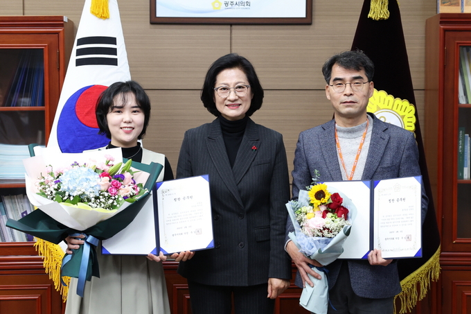 광주시의회 이달의 칭찬공무원으로 선정된 퇴촌면 김영삼 총무팀장과 건축과 박수경주무관이 주임록의장과 함께 기념촬영을 하고 있다.(사진=광주시의회 제공)