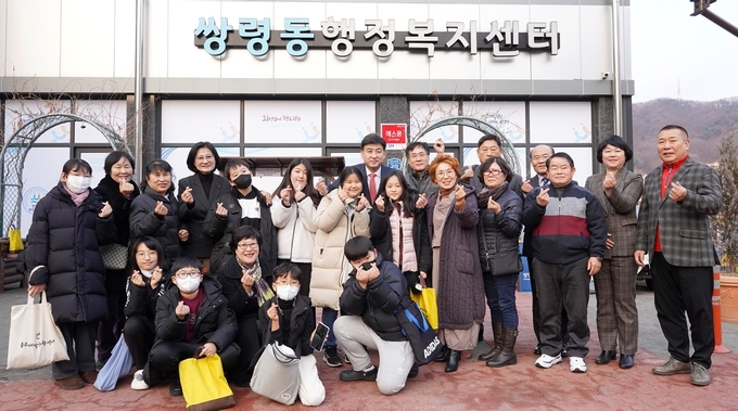 새해맞이 방세환 시장이 읍면동 지역 주민들에게 새해 업무계획과 지역 현안 등을 청취한 후 기념촬영을 하고 있다(.(사진=광주시 제공 )