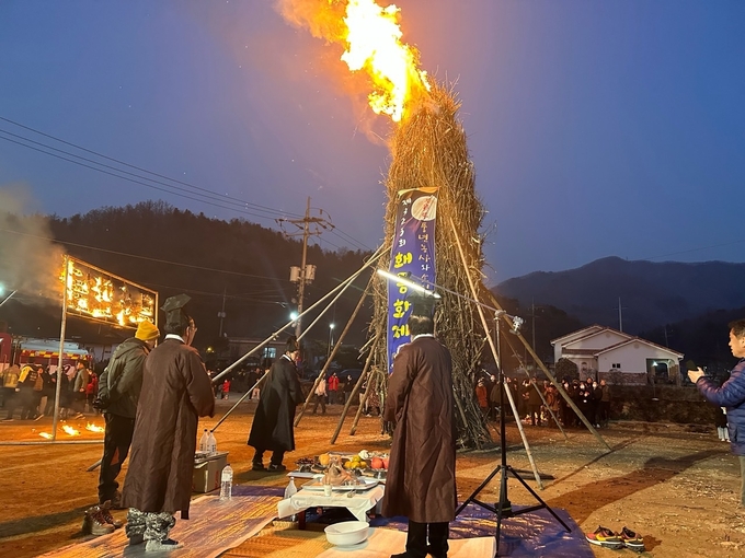 양평군 강하면 항금리에서는 지난 5일 마을 전통 정월대보름 행사인 제323회 항금리 홰동화제를 개최했다. (사진=양평군 강하면 행정복지센터 제공) 