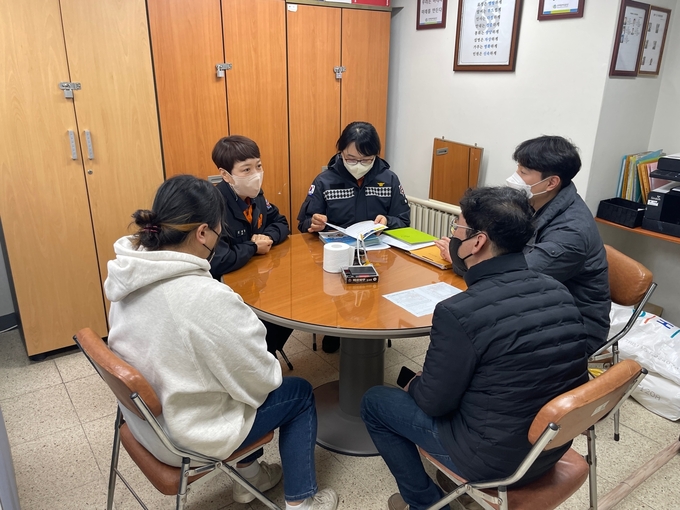  하남소방서 소방안전 담당자들이 관내 필로티 건축물 관계자들에게 홰재예방등 소방안전컨설팅을 교육하고 있다.(사진= 하남소방서 제공)