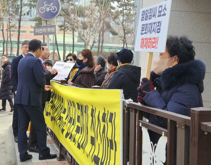 7일 인천 연수구청 앞에서 열린 동춘묘역 문화재 지정 해제 집회에 주민들과 유정복 인천시장, 이재호 연수구청장이 이야기를 나누고 있다. ( 사진 = 박지현 기자 ) 