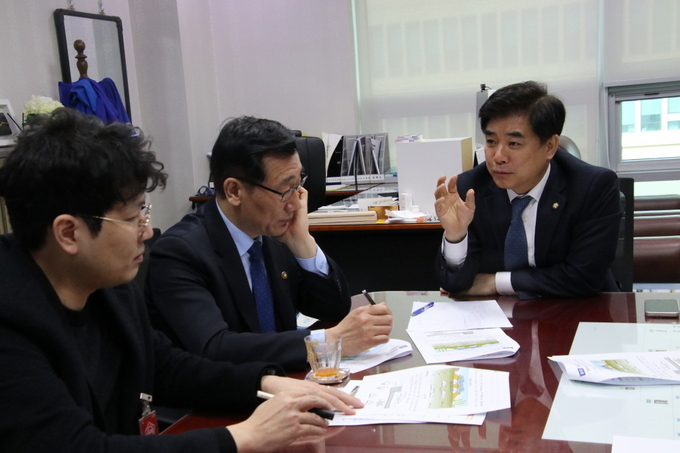 국회 국토교통위원회 소속 김병욱 의원(민주·성남분당을, 맨 오른쪽)과 어명수 국토부 제2차관(중간) 등이 지난 7일 국회 의원회관에 위치한 김 의원실에서 면담을 하고 있다. (사진=김병욱 의원실 제공)