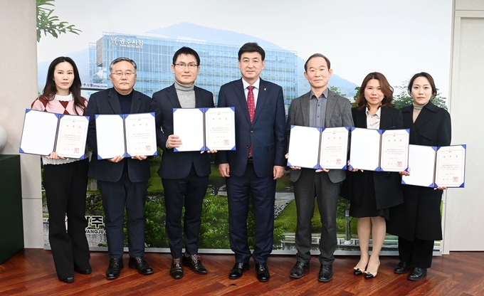 2023년 광주시 납세등 세금관련 지방세심의위원 9명이 위촉식을 갖고 방세환시장과 함꼐 기념촬영을 하고 있다. (사진= 광주시 제공)