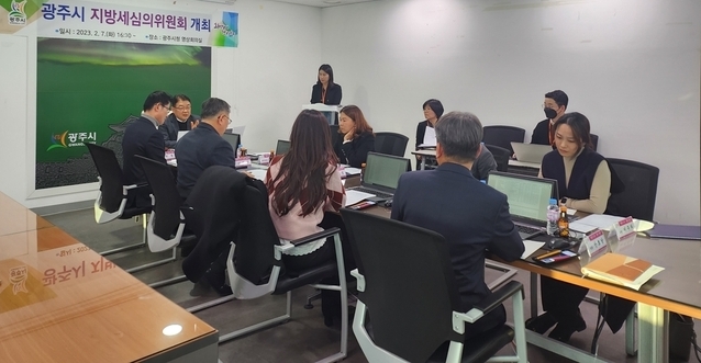 광주시 세무관련 담당자들이 2023년도 정기세무조사 대상자를 선정하고 있다.(사진= 광주시 제공)
